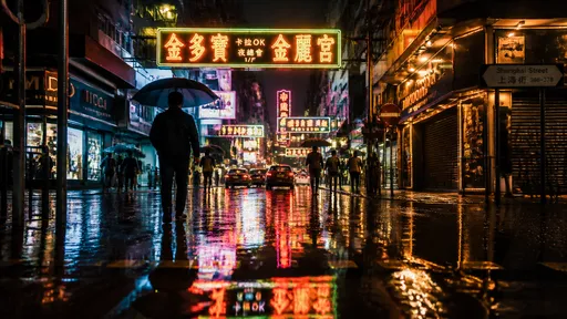 雨後旺角街頭，霓虹招牌倒影喺濕路面，行人拎遮，電影感構圖，cinematic